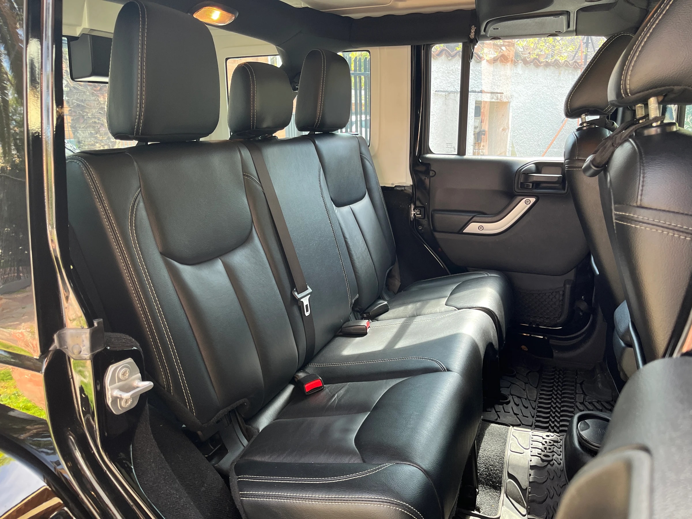 Jeep Wrangler Sahara - 12