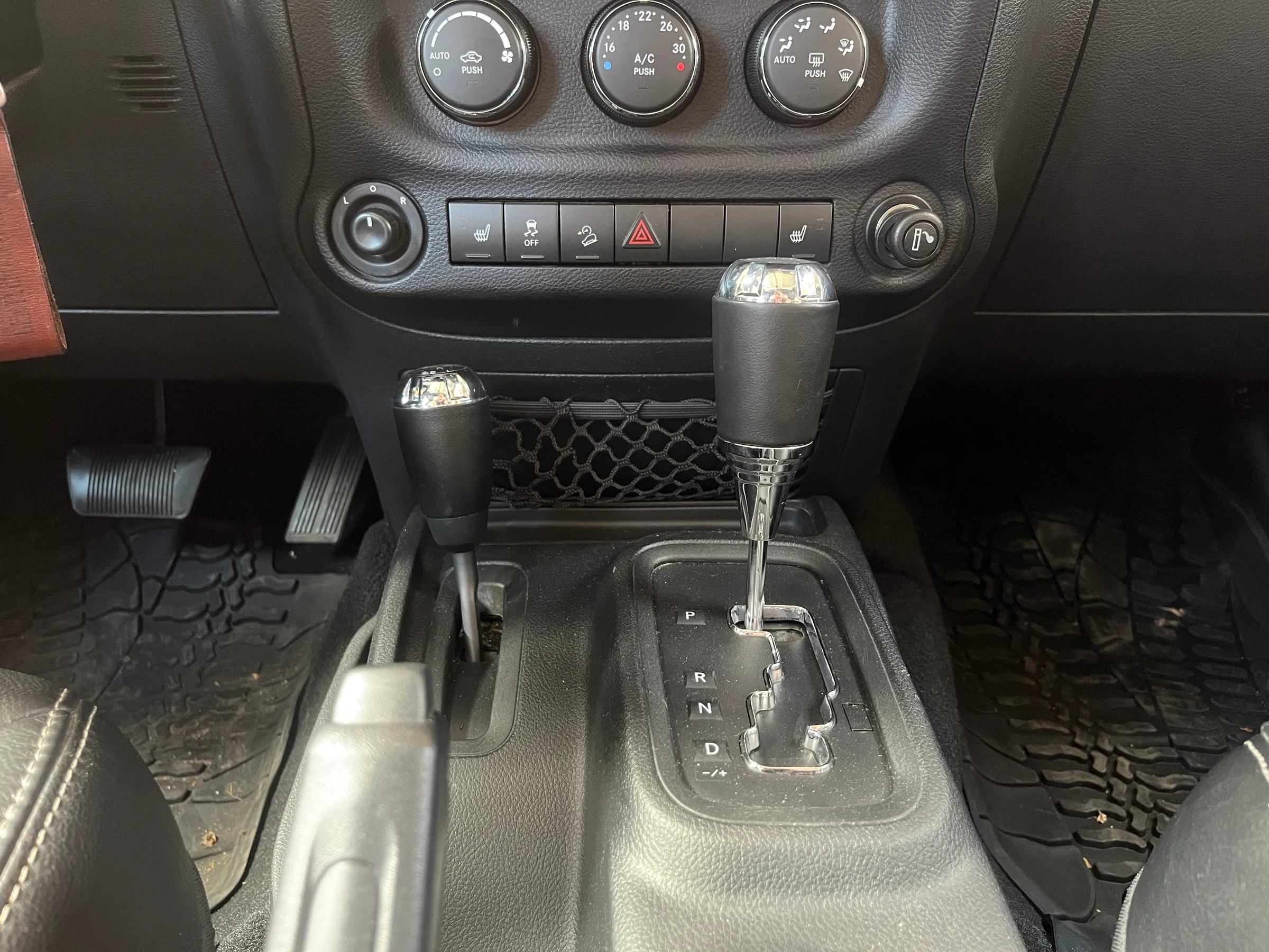 Jeep Wrangler Sahara - 16